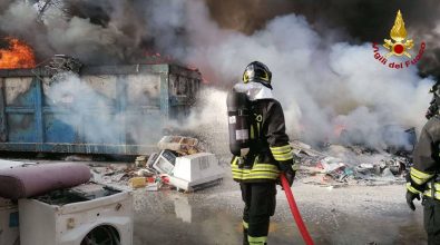 Incendio di San Gregorio, un disegno criminale dietro ai roghi in discarica – Video