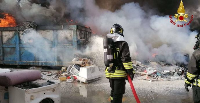 San Gregorio, in fiamme deposito di rifiuti non pericolosi – Foto/Video