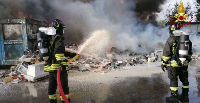 San Gregorio, in fiamme deposito di rifiuti non pericolosi – Foto/Video