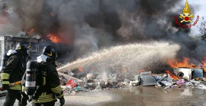 San Gregorio, in fiamme deposito di rifiuti non pericolosi – Foto/Video