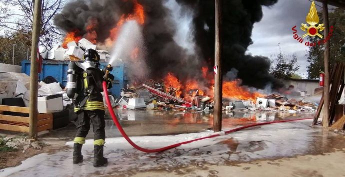 San Gregorio, in fiamme deposito di rifiuti non pericolosi – Foto/Video