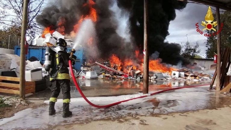 Incendio di San Gregorio, l’Arpacal: «Valori di inquinanti inferiori ai limiti»