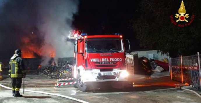 Incendio a San Gregorio, Arpacal sul campo per monitorare inquinamento