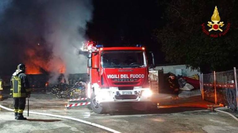 Incendio a San Gregorio, Arpacal sul campo per monitorare inquinamento