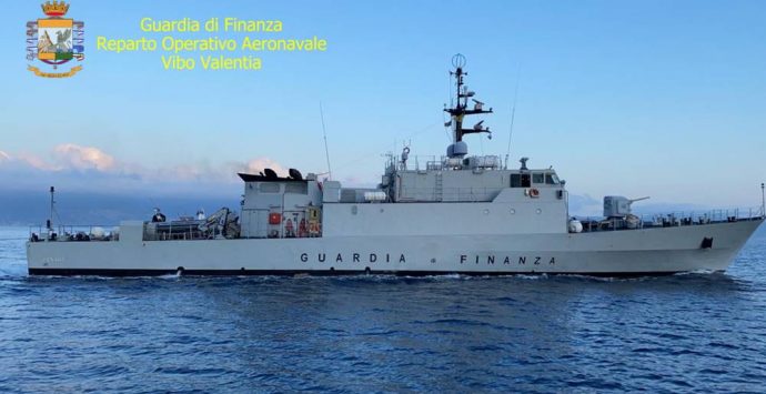Il Roan di Vibo intercetta due imbarcazioni e ferma otto scafisti