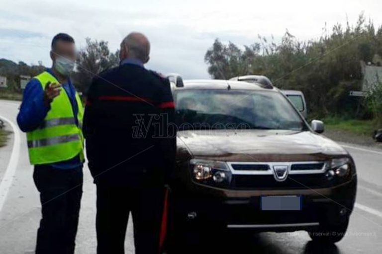 Piovono detriti dal ponte ferroviario dell’Angitola, danneggiata un’auto