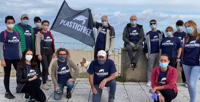 Plastic free, i volontari ripuliscono la spiaggia di Bivona – Video
