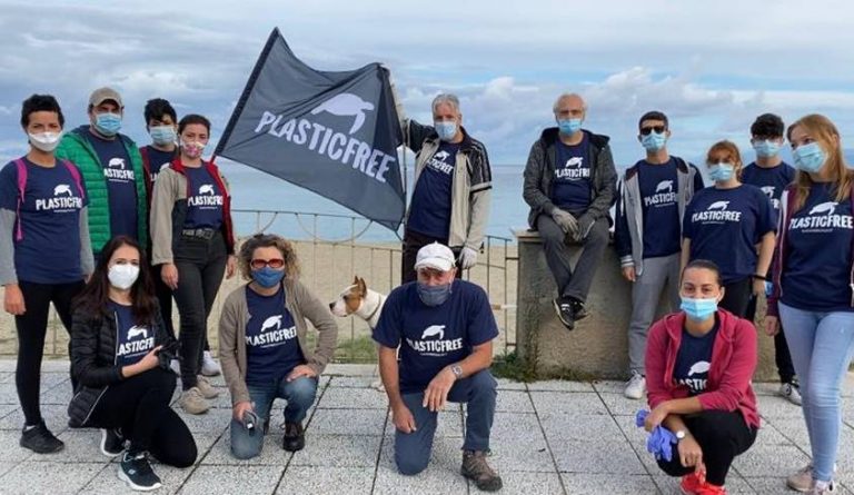 Plastic free, i volontari ripuliscono la spiaggia di Bivona – Video