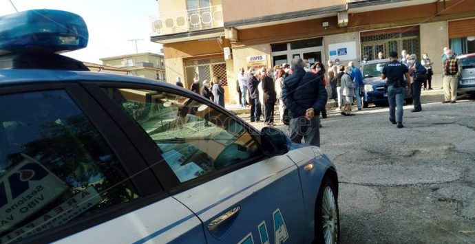 In fila per il vaccino, assembramenti e disagi a Vibo: interviene la Polizia – Video