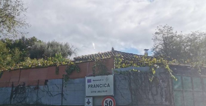 Francica, strade costellate da buche ed erbacce: cresce l’indignazione – Foto