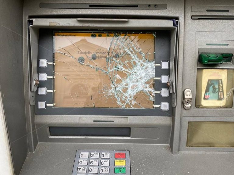 Paravati, distrutto a colpi di pietra il bancomat delle Poste