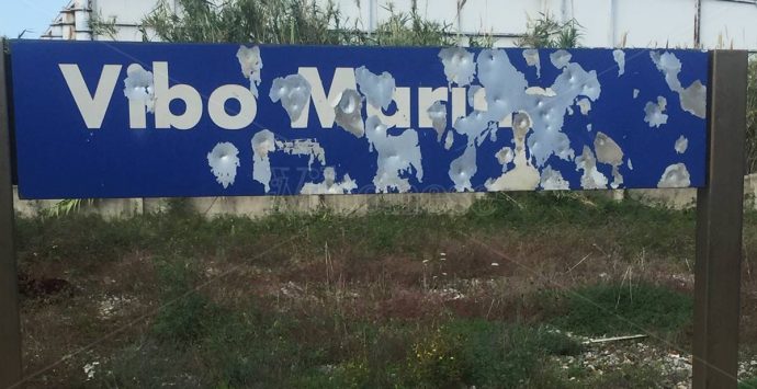 Cartelli beffardi e lavori infiniti, viaggio nel degrado di Vibo Marina