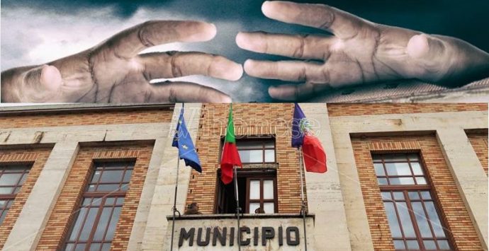 «Vibo è nel degrado e il Comune stanzia 108.500 euro di bonus per i dirigenti»