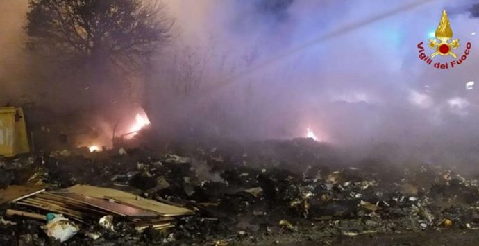 Vasto incendio di rifiuti in località Aeroporto di Vibo