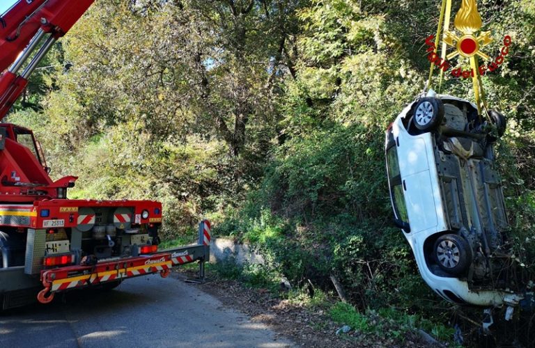 Incidente stradale a Limbadi, intervengono i vigili del fuoco con una gru