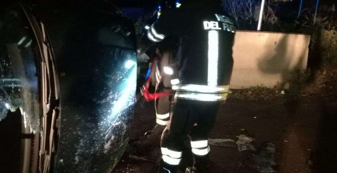 Incidente alle porte di Vibo, automobilista estratto dall’auto dai Vvf – Foto