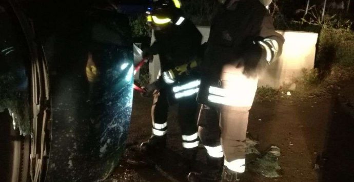 Incidente alle porte di Vibo, automobilista estratto dall’auto dai Vvf – Foto