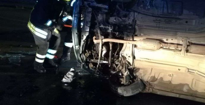 Incidente alle porte di Vibo, automobilista estratto dall’auto dai Vvf – Foto