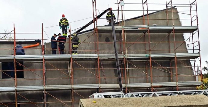 Incidente sul lavoro a Filogaso, due operai muoiono folgorati al Comune – Foto/Video