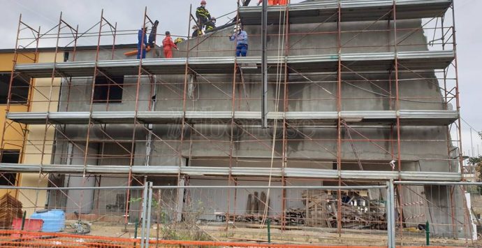 Incidente sul lavoro a Filogaso, due operai muoiono folgorati al Comune – Foto/Video