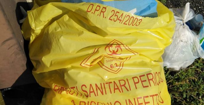 Rifiuti sanitari in pieno centro a Vibo, allarme tra i residenti – Video