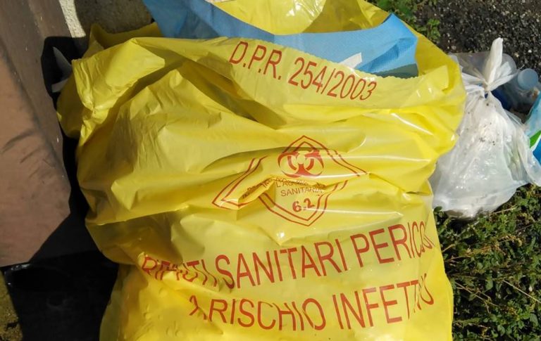 Rifiuti sanitari in pieno centro a Vibo, allarme tra i residenti – Video