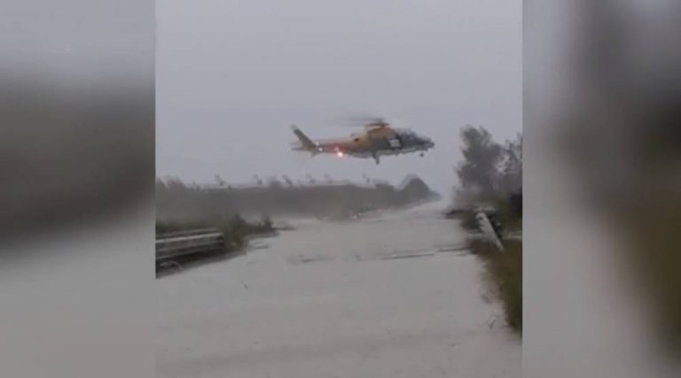 Nubifragio a Crotone, il Roan di Vibo salva una donna intrappolata in auto – Video