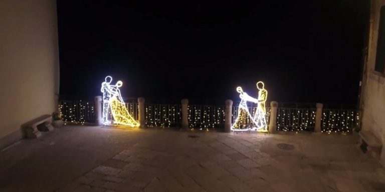 Tropea, Comune e associazioni riaccendono il Natale – Video