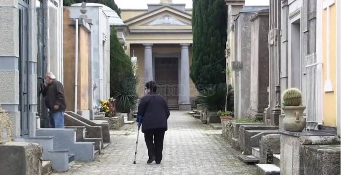 Termoscanner e viali semideserti, il 2 novembre a Vibo nell’anno del Covid – Video
