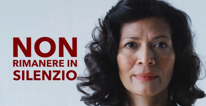 “Non rimanere in silenzio, denuncia”: la campagna di LaC contro la violenza sulle donne