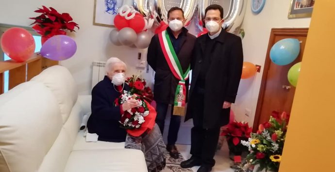 Ionadi, comunità in festa per i cento anni di nonna Maria Rosa