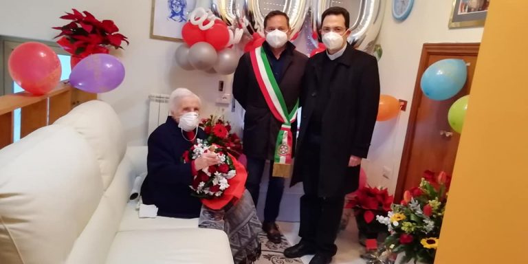 Ionadi, comunità in festa per i cento anni di nonna Maria Rosa