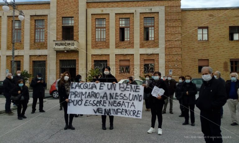 La protesta dei cittadini di Vena Inferiore: «Abbiamo sete di acqua pulita» -Video