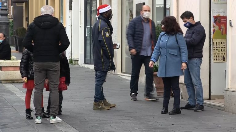 La notte di Natale al tempo del Covid magica solo per i bambini – Video