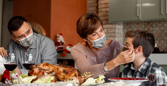 Natale Covid, il virologo: «Il cenone? Non fatelo. Ma se proprio ci tenete ecco i consigli»