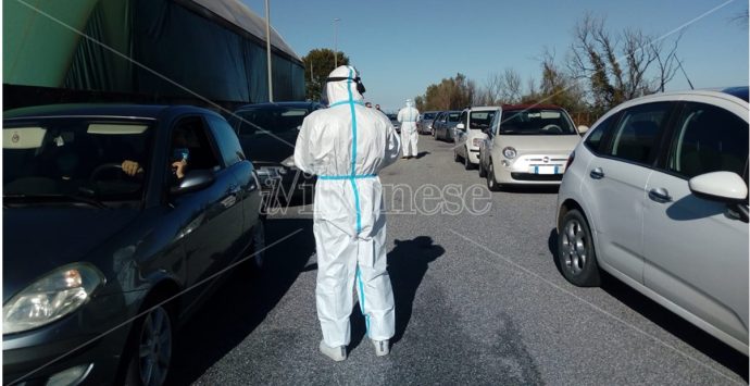 Covid, caos tamponi a Vibo: il Comune scavalca l’Asp, centinaia di persone restano in fila – Video