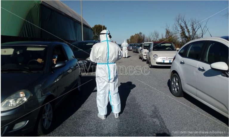 Covid, caos tamponi a Vibo: il Comune scavalca l’Asp, centinaia di persone restano in fila – Video