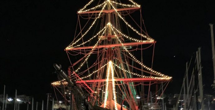 L’albero maestro diventa un albero di Natale: il Florette illumina il porto