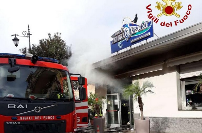 Incendio in un negozio a Vibo Marina, sul posto i vigili del fuoco – Video