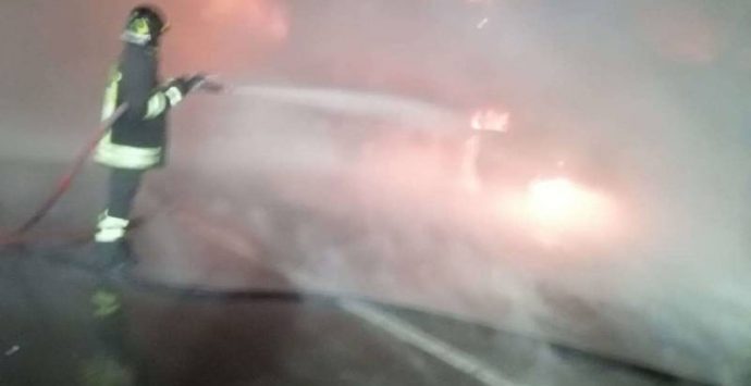 Paura in autostrada, bisarca in fiamme allo svincolo di Pizzo – Foto