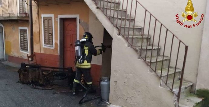 Divano in fiamme a San Gregorio, intervengono i vigili del fuoco