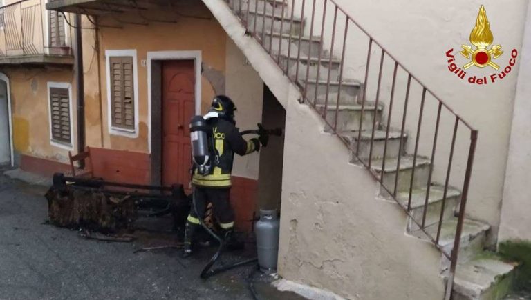 Divano in fiamme a San Gregorio, intervengono i vigili del fuoco