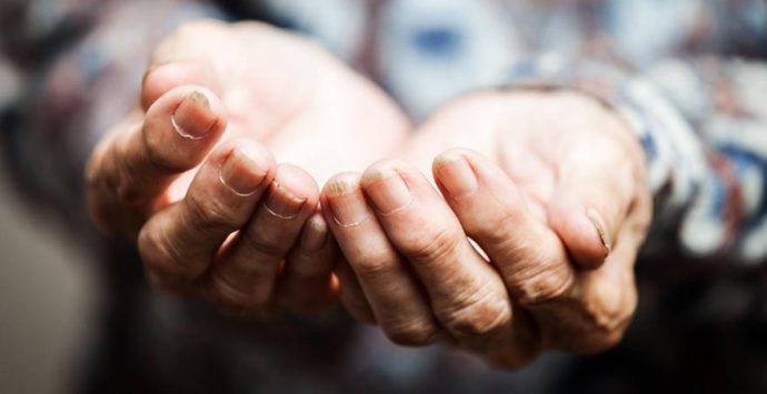 Carità e Covid, monsignor Ramondino: «No a passerelle e patetiche strette di mano»