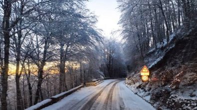 Prima neve sulle Serre vibonesi, mezzi Anas a lavoro sulla ex Ss110