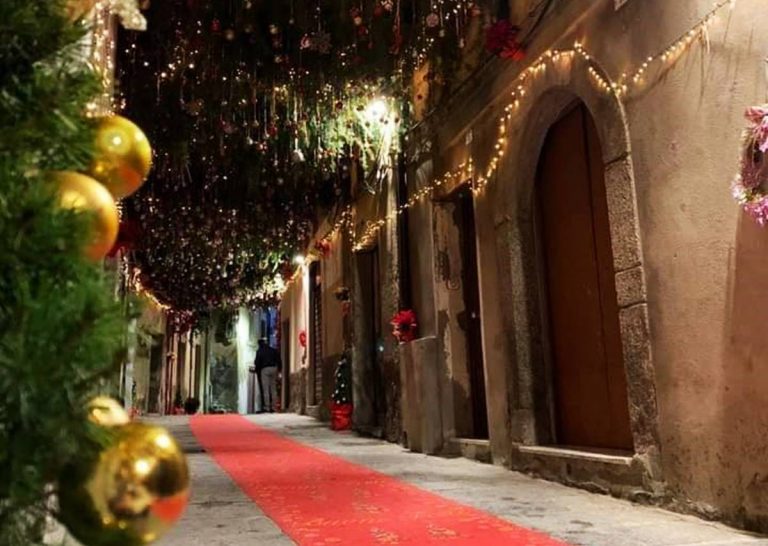 Dalla Via del vischio all’Arco del bacio: la magia del Natale invade Nicotera – Foto