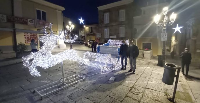Dalla Via del vischio all’Arco del bacio: la magia del Natale invade Nicotera – Foto