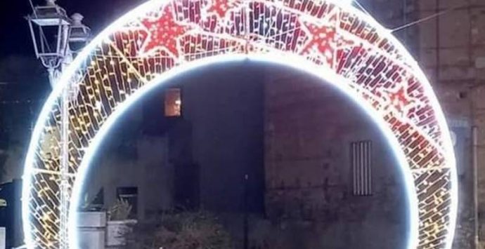 Dalla Via del vischio all’Arco del bacio: la magia del Natale invade Nicotera – Foto