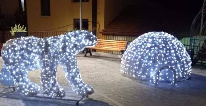 Dalla Via del vischio all’Arco del bacio: la magia del Natale invade Nicotera – Foto