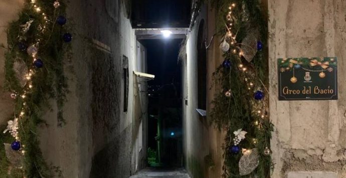 Dalla Via del vischio all’Arco del bacio: la magia del Natale invade Nicotera – Foto