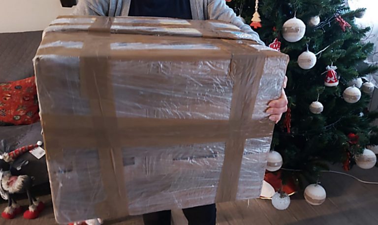 L’attesa per il pacco da giù: cronaca semiseria di chi non può rientrare per Natale